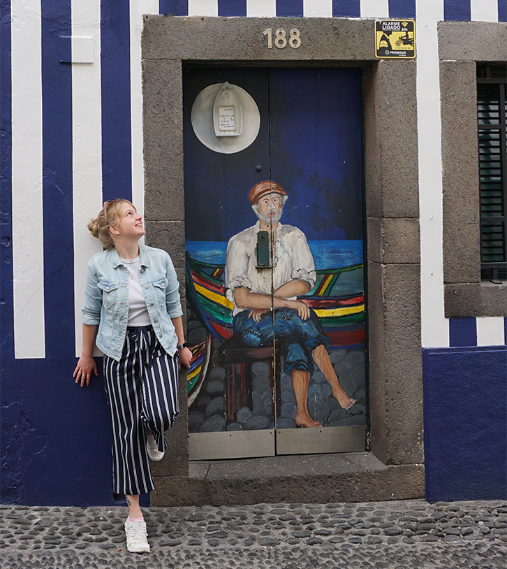 Vor bunt bemalter Wand