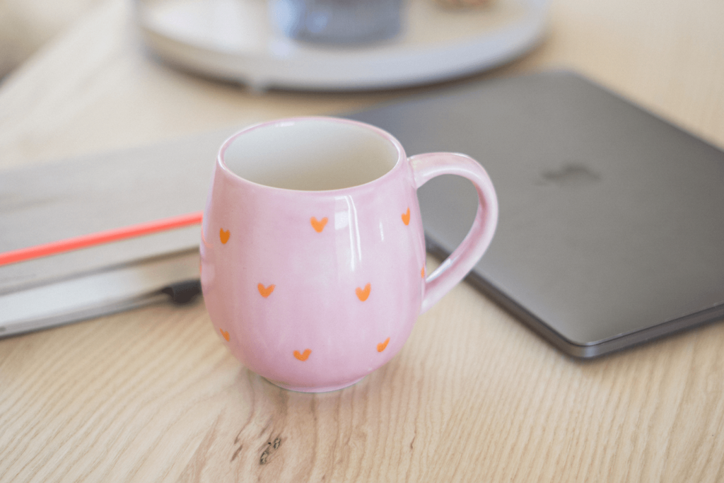 Tasse Laptop und Notizbuch